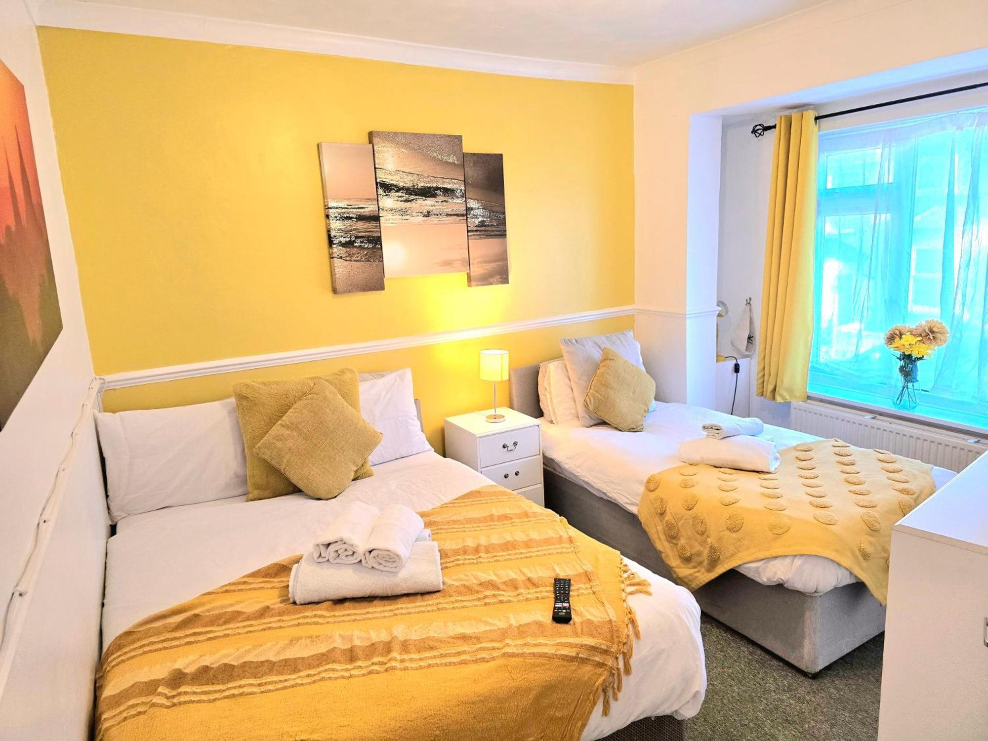 Gillings Villa -Perfect For Long & Short Stays Gillingham  Exteriör bild
