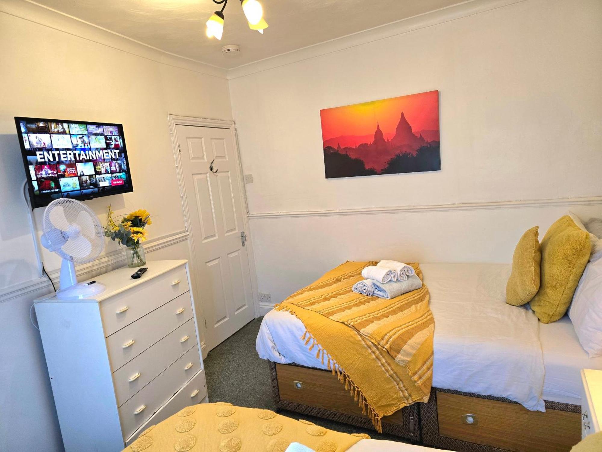 Gillings Villa -Perfect For Long & Short Stays Gillingham  Exteriör bild